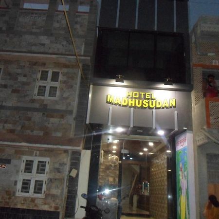 Hotel Madhusudan Dwārka Zewnętrze zdjęcie