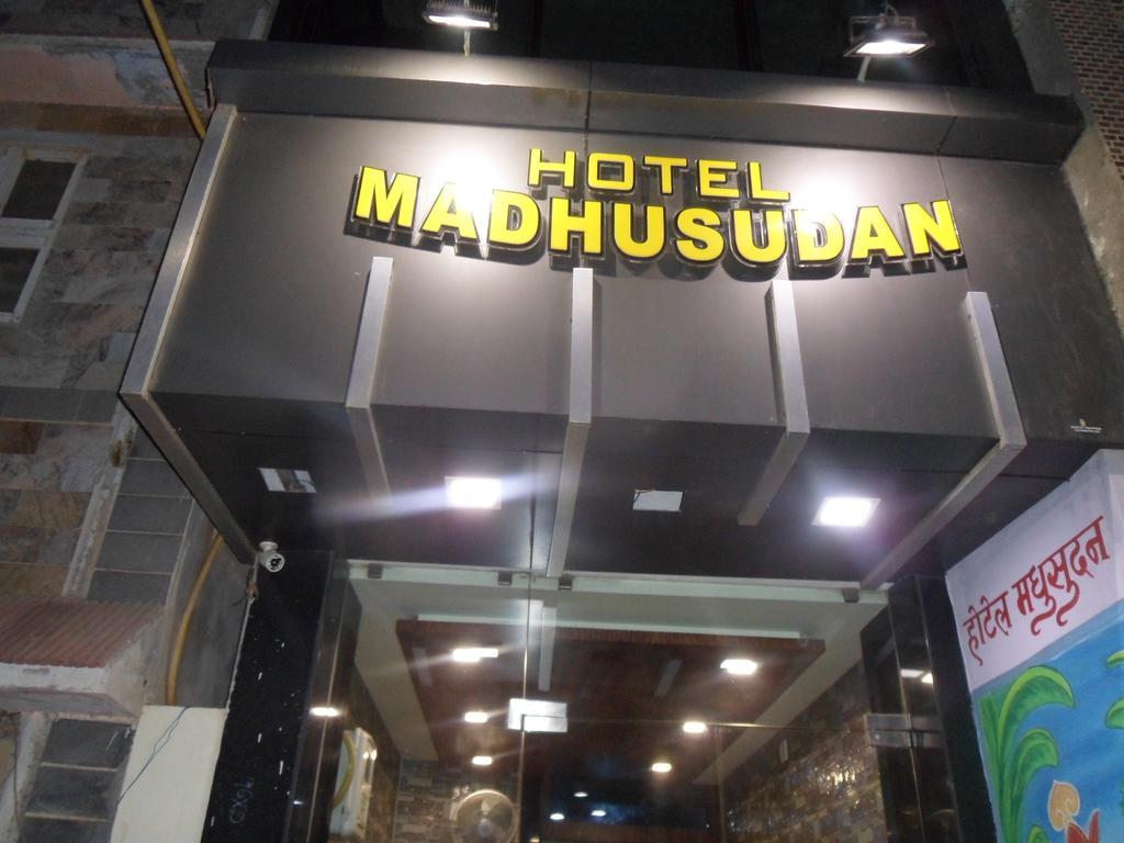 Hotel Madhusudan Dwārka Zewnętrze zdjęcie